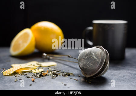 Le thé vert avec le zeste de citron, fond noir Banque D'Images
