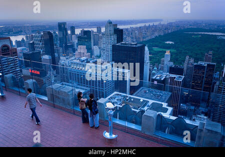 Vue sur Manhattan et Central Park, vue depuis le haut du pont de l'observatoire rocheux, Rockefeller Center.New, York City, États-Unis Banque D'Images