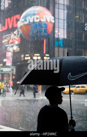 La pluie à Times Square, New York City, USA Banque D'Images