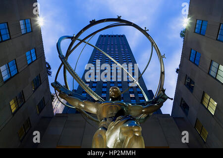 Statue du dieu dans l'atlas du Rockefeller Plaza, New York City, USA Banque D'Images
