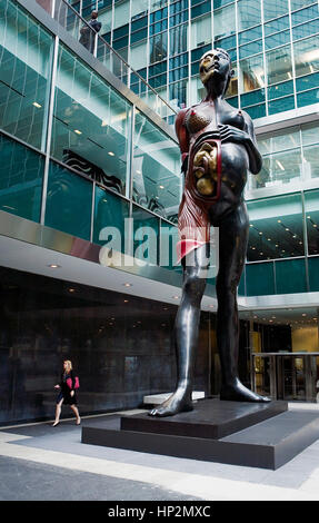 La Vierge Mère, Damien Hirst,à l'extérieur du bâtiment du levier, 390 Park Avenue sur la 54e rue, Midtown, New York City, USA Banque D'Images