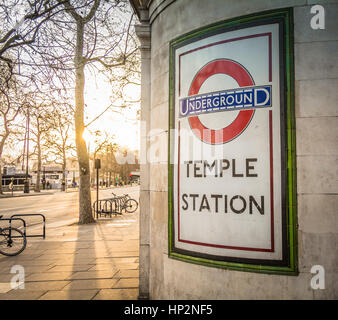 La station Temple underground sign et cocarde sur l'Embankment, London, UK Banque D'Images