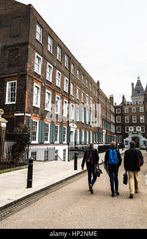 Étudiants en droit marchant dans Lincoln's Inn, Holborn, London Borough of Camden, Greater London, Angleterre, Royaume-Uni Banque D'Images