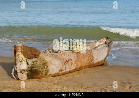 Plage de la mer des Caraïbes en Colombie dans les environs de la ville de Riohacha. Bateau de pêche traditionnel construit un morceau de l'arbre. Banque D'Images