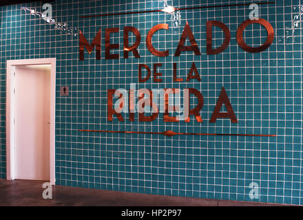 Bilbao, Pays Basque, Espagne : l'intérieur du panneau à l'entrée de Mercado de la Ribera, la Ribera Market, le plus grand marché couvert en Europe Banque D'Images