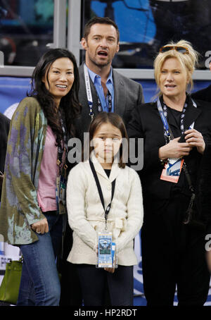 Wendi Murdoch avec sa fille, Grace Murdoch, Hugh Jackman et Deborra-Lee Furness au Super Bowl XLV à Arlington, Texas, le 6 février 2011. Photo de Francis Specker Banque D'Images