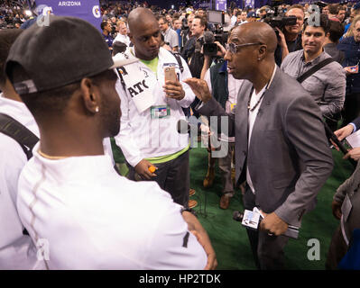 Comédien J.B. Courvoisier, droite, parle à Seattle Seahawks joueurs, y compris Ricardo Lockette (83), à gauche, et Michael Brooks (70), à droite, sur la Journée des médias du Super Bowl le 27 janvier 2015 à Phoenix, Arizona. Photo par Francis Specker Banque D'Images