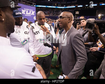 Comédien J.B. Courvoisier, droite, parle à Seattle Seahawks joueurs, y compris Ricardo Lockette (83), à gauche, et Michael Brooks (70), à droite, sur la Journée des médias du Super Bowl le 27 janvier 2015 à Phoenix, Arizona. Photo par Francis Specker Banque D'Images