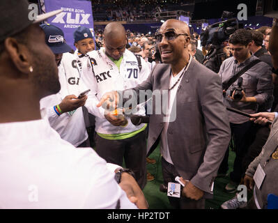 Comédien J.B. Courvoisier, droite, parle à Seattle Seahawks joueurs, y compris Ricardo Lockette (83), à gauche, et Michael Brooks (70), à droite, sur la Journée des médias du Super Bowl le 27 janvier 2015 à Phoenix, Arizona. Photo par Francis Specker Banque D'Images