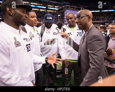 Comédien J.B. Courvoisier, droite, parle à Seattle Seahawks joueurs, y compris Ricardo Lockette (83), à gauche, et Michael Brooks (70), à droite, sur la Journée des médias du Super Bowl le 27 janvier 2015 à Phoenix, Arizona. Photo par Francis Specker Banque D'Images