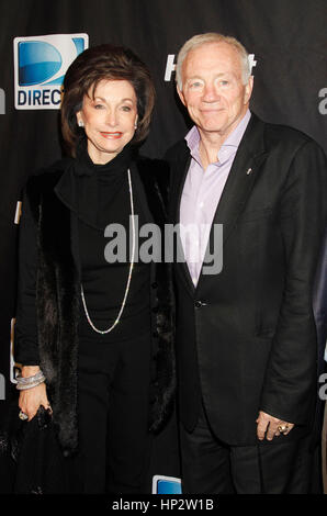 Jerry Jones, le propriétaire des Dallas Cowboys, avec sa femme, Gene Jones, arrivent au Directv Super Saturday Night party à Indianapolis, le 4 février 2012. Photo par Francis Specker Banque D'Images