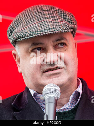 Andrew Murray, de L'UNION UNITE, prononce un discours lors de la marche de protestation contre l'interdiction musulmane de Stop Trump, devant l'ambassade américaine à Grosvenor Square, Londres, Royaume-Uni. Banque D'Images