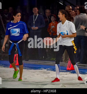 Meghan Markle, gauche, avec Nina Dobrev à Directv's 8th Annual Celebrity Beach Bowl le 1 février 2014 à New York, New York. Photo par Francis Specker Banque D'Images