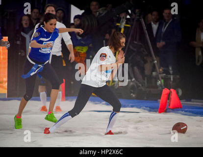 Meghan Markle, gauche, avec Nina Dobrev à Directv's 8th Annual Celebrity Beach Bowl le 1 février 2014 à New York, New York. Photo par Francis Specker Banque D'Images