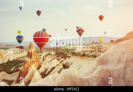 Colorful ballons à air chaud au-dessus de la vallée Rouge à la Cappadoce, Banque D'Images