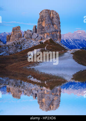 Cinque Torri rock formation sous soleil du soir, dolomite, Alpes, Italie Banque D'Images