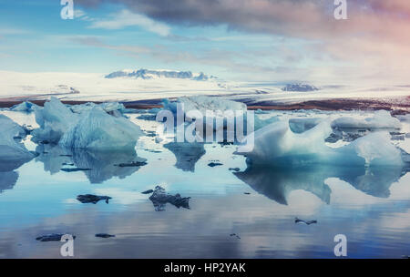 Glacier sur la plage volcanique noire Islande Banque D'Images