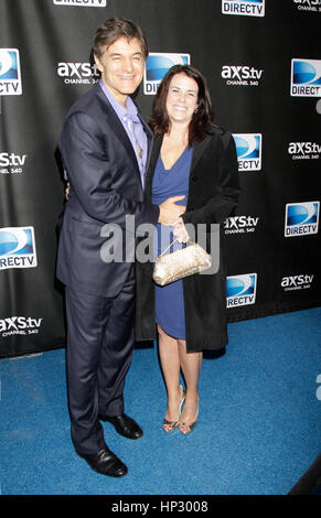 Le Dr Mehmet Oz et sa femme enceinte, Lisa, arrivent pour le Directv Super Saturday Night party le 2 février 2013, à la Nouvelle Orléans, Louisiane. Photo par Francis Specker Banque D'Images