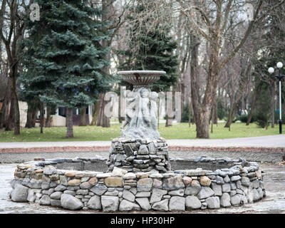 Fontain avec un enfant du bassin d'eau à Krasnodar Gorkii statue Park Banque D'Images