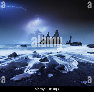 La foudre dans nuageux ciel sombre. Scène de nuit fantastique annuel. L Banque D'Images