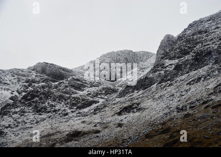 Couvert de glace et sont gelés et les rochers plats Bowfell Appuyer sur Bow est tombé de Rossett Gill dans le Parc National du Lake District, Cumbria, Royaume-Uni. Banque D'Images