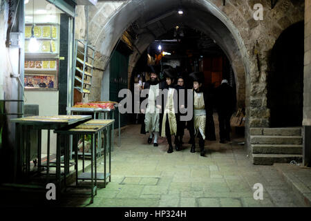 Les juifs ultra-orthodoxe en passant par le quartier musulman vieille ville Jérusalem Israël Banque D'Images