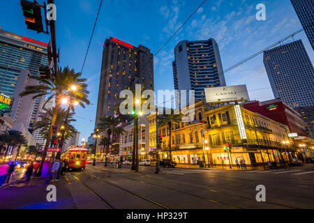 Bâtiments le long de Canal Street la nuit, à la Nouvelle Orléans, Louisiane. Banque D'Images