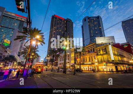 Bâtiments le long de Canal Street la nuit, à la Nouvelle Orléans, Louisiane. Banque D'Images