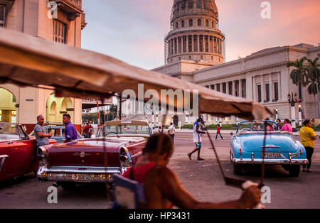 Taxi, taxi, taxi, vintage, voiture, scène de rue dans Parque Central, en arrière-plan Capitole, El Capitolio, Centro Habana District, la Habana, Cuba Banque D'Images