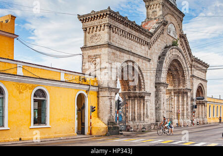 La porte principale, Cementerio Cristobal Colon, Colon Cimetière, La Habana, Cuba Banque D'Images