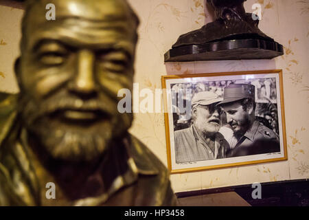 Statue d'Ernest Hemingway à son bar favori, appelé Floridita. Et photographie d'Ernest Hemingway et Fidel Castro, Habana Vieja, La Habana, Cuba Banque D'Images