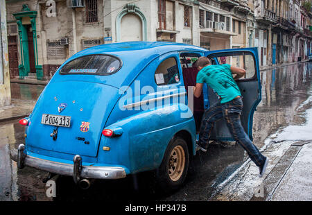 Taxis, homme qui obtient un taxi, scène de rue, dans la rue Virtudes, Centro Habana District, la Habana, Cuba Banque D'Images