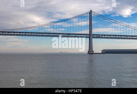 Bay Bridge, San Francisco. Pris sur une maison de vacances à San Francisco en janvier par un beau jour en fin d'après-midi. Banque D'Images