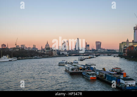 Cliché pris à partir de Panorama Waterloo Bridge et regardant vers la ville de Londres. Banque D'Images