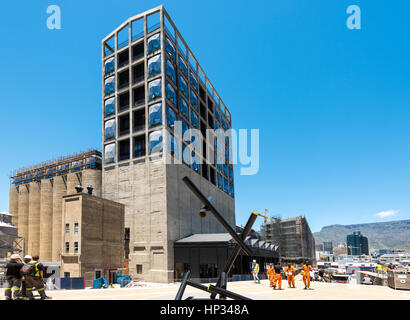 Cape Town, Afrique du Sud - 1 décembre 2016 : Chantier de construction du nouveau Zeitz Musée d'art contemporain de l'Afrique à Cape Town : manager et un Allemand Banque D'Images