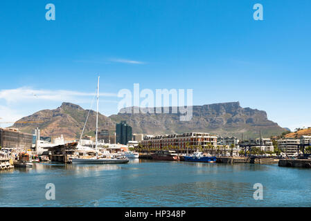 Cape Town, Afrique du Sud - 1 décembre 2016 : Le célèbre V&A Waterfront de Cape Town avec la Montagne de la table en arrière-plan. Banque D'Images