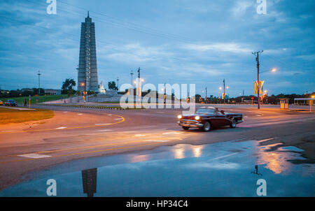 Ancienne, ancienne, voiture, et vue d'ensemble de la place de la Révolution, ''Plaza de la Revolucion'' avec le géant Obélisque Memorial Jose Marti, la Habana, Cuba Banque D'Images