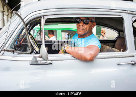 Taxis, voiture d'époque, scène de rue dans la Vieille Havane, Habana Vieja, la Habana, Cuba Banque D'Images