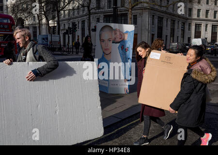 Modèles ont plaisir à côté d'un panneau de rue pour les détaillants de la rue Nouveau look extérieur, London Fashion Week dans le Strand, le 17 Febriary 2017, à Londres, Angleterre, Royaume-Uni. La Semaine de la mode de Londres est un salon d'habillement tenue à Londres deux fois par an, en février et septembre. C'est l'un des "grands" quatre semaines de la mode, avec le New York, Milan et Paris. Le secteur de la mode joue un rôle important dans l'économie britannique avec la Semaine de la mode de Londres seul estimé à 269 millions € en râteau chaque saison. Les six jours de l'événement de l'industrie permet aux concepteurs de montrer leurs collections aux acheteurs, journaliste Banque D'Images