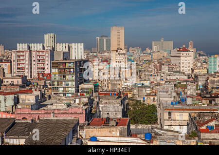 Vue sur le centre de La Havane en arrière-plan et de district district Vedado, La Habana, Cuba Banque D'Images