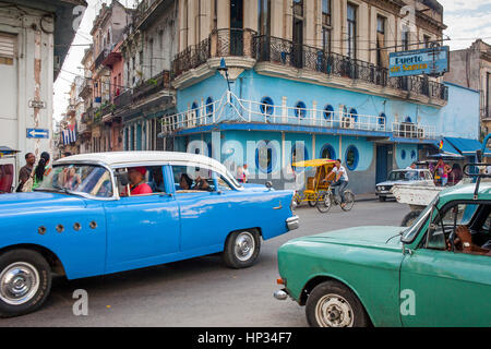 Taxi, taxi, scène de rue dans l'Avenida de Belgica, près de Floridita Bar, la Habana, Cuba Banque D'Images