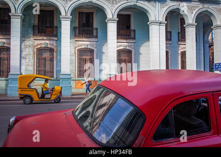 Taxi, taxi, taxi, voiture ancienne, scène de rue dans la rue Monserrate, la Vieille Havane, Habana Vieja, la Habana, Cuba Banque D'Images