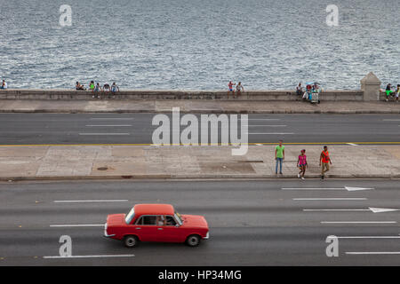 Voiture d'époque, taxi, taxi, taxi, taxi, Malecón, la Habana, Cuba Banque D'Images