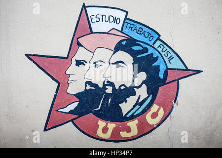 La propagande politique. Emblème de l'UJC, l'Union des jeunes communistes, visages de Mella, Cienfuegos y Che, peint sur un mur de la rue, La Habana, Cuba Banque D'Images