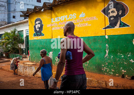 La propagande politique. Visages de Cienfuegos y Che, peint sur un mur de la rue,Habana Vieja, La Habana, Cuba Banque D'Images