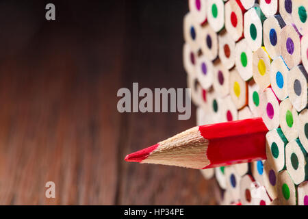 Pack de crayons de couleur avec une seule nette symbolisant concept de leadership et d'approche unique en se tenant hors de la foule des éléments du groupe. Wood bro Banque D'Images