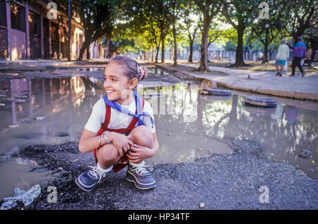 Élève d'école élémentaire, dans la rue Almendares, Centro Habana, La Havane, Cuba Banque D'Images
