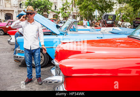 Homme parlant au téléphone, vintage, voiture, taxi, Parque Central, Centro Habana District, la Habana, Cuba Banque D'Images