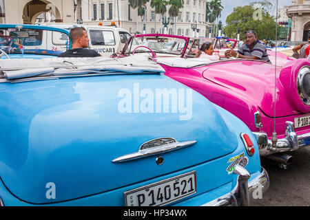 Taxis, taxis, rue dans Parque Central, Centro Habana District, la Habana, Cuba Banque D'Images