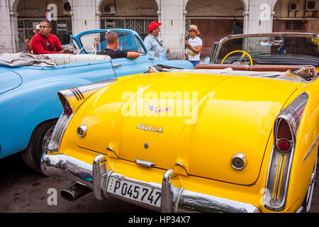 Taxis, taxis, rue dans Parque Central, Centro Habana District, la Habana, Cuba Banque D'Images